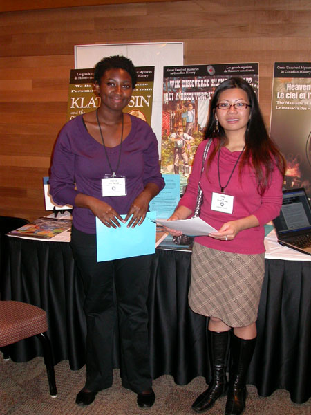 Meleisa Ono-George (gauche), assistante de recherche pour le projet des Grands Mystères et une visiteuse