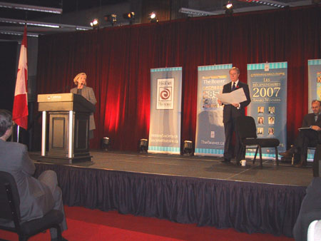 Ruth Sandwell, codirectrice du projet des Grands Mystères et le télédiffuseur Don Newman au Forum national 2007 sur l’histoire du Canada à Ottawa, organisé afin de coïncider avec les cérémonies de remise du Prix Pierre-Berton.