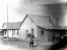 [ La prison et le palais de justice  Quesnel, Unknown, BCA A-04033 ]