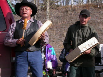 [ Chanson de guerre Tsilhqot'in, Chanson de guerre Tsilhqot'in chantée pendant le Lhatassain (Klatsassin) Memorial Day (jour du souvernir pour Klatsassin) le 26 octobre 2003 á Fish Trap., Liam Haggerty, Copyright Great Unsolved Canadian Mysteries Project  ]